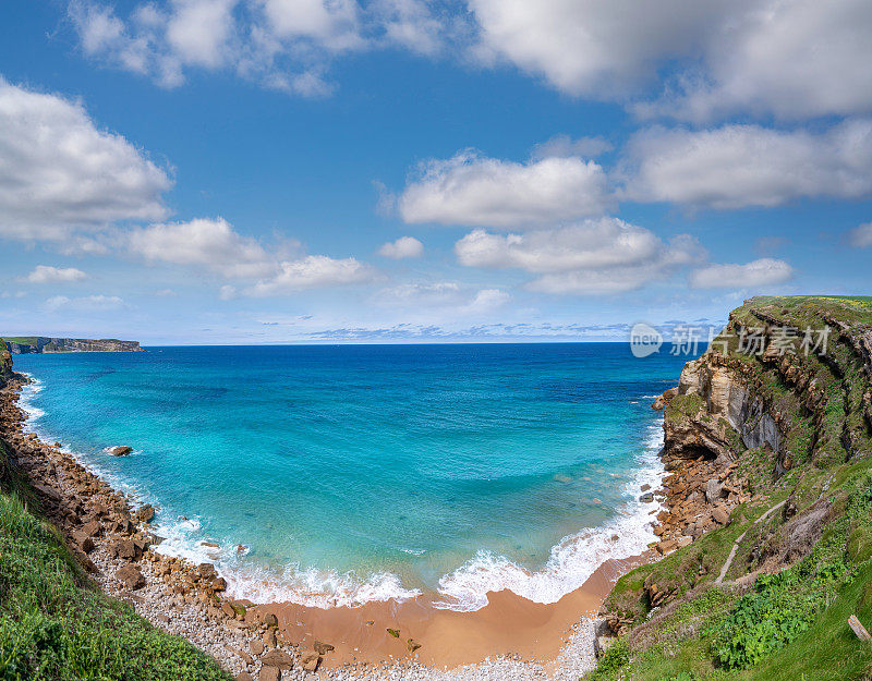 Playa La Tablia海滩在西班牙坎塔布里亚的苏安斯